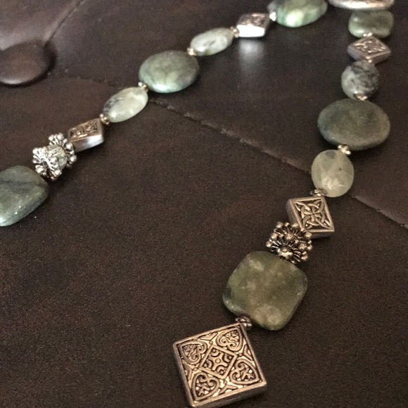 Green Stone Vintage Necklace - Picture 4 of 5